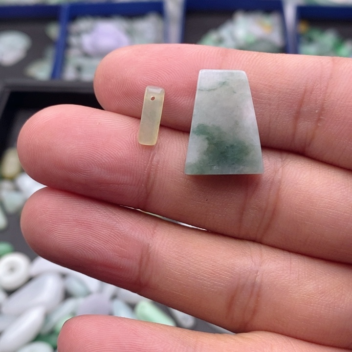 余***就翡翠未镶嵌吊坠(不含链)