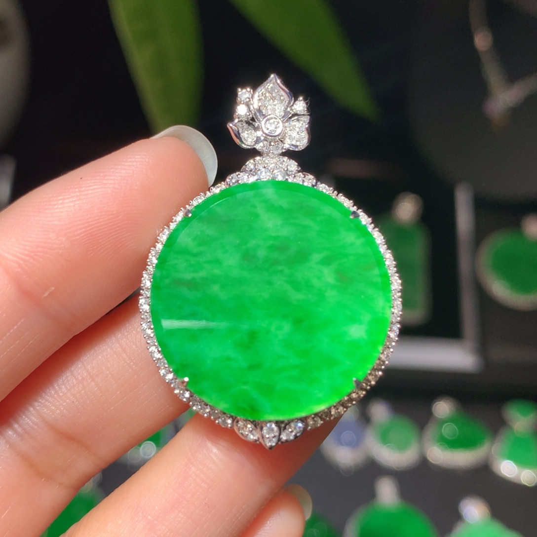 翡翠颈饰18K金镶嵌翡翠