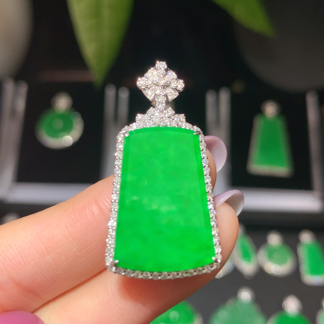 翡翠颈饰18K金镶嵌翡翠