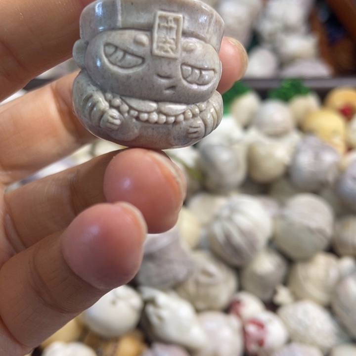 ω***g配饰鹿角雕刻一个出