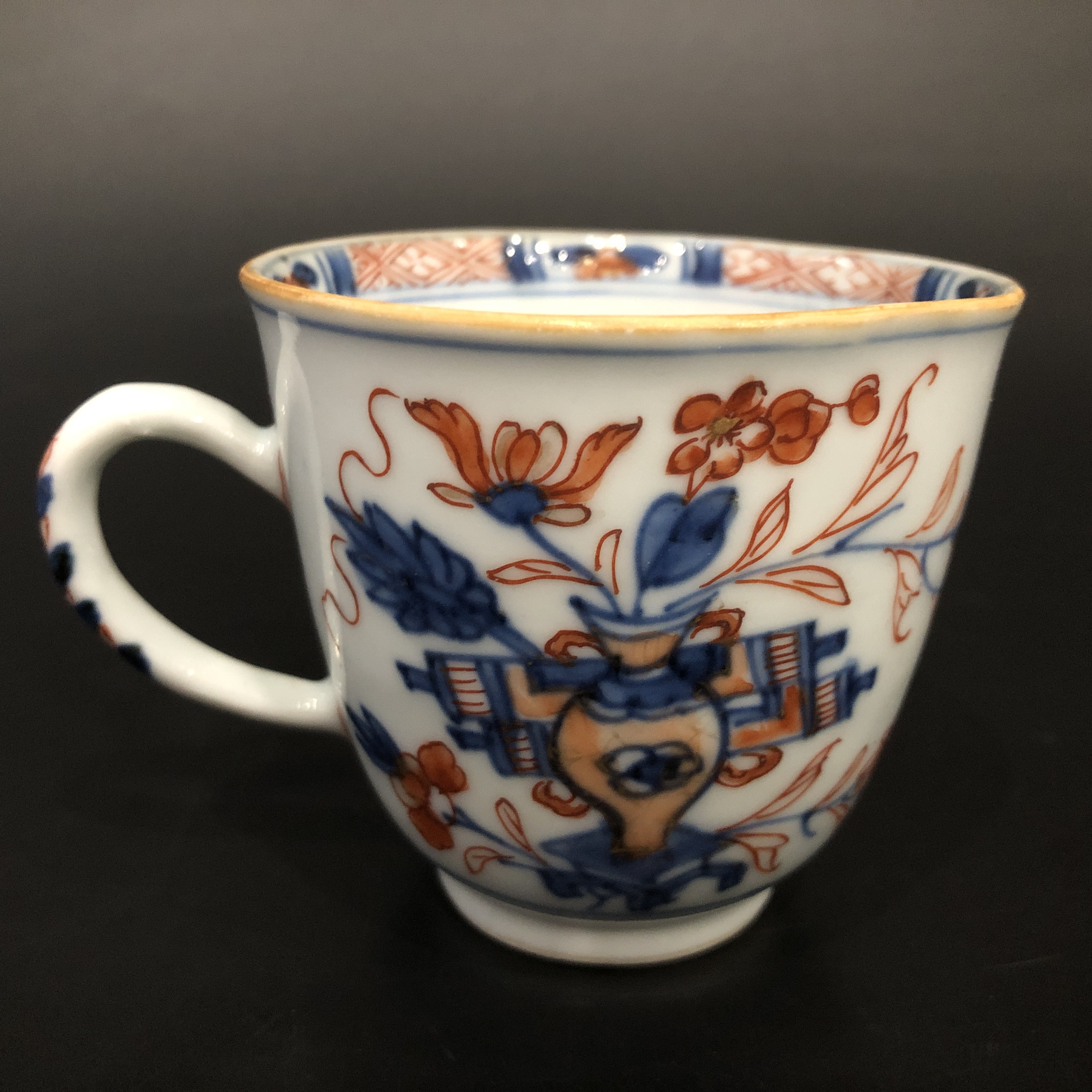 25100825清康熙青花矾红博古花卉纹杯 口径7.4cm