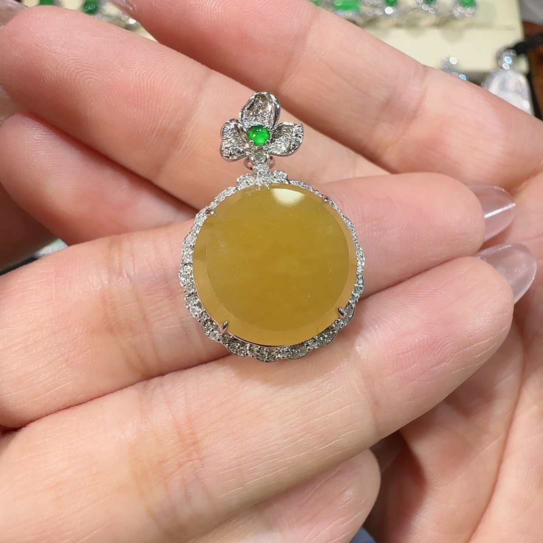 【闪购商品】颈饰18K金镶嵌翡翠