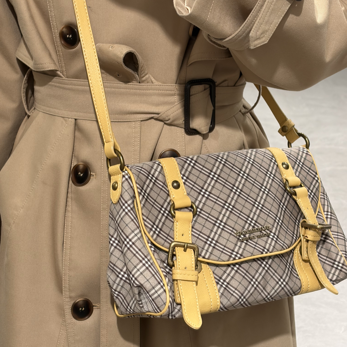 95新 BURBERRY/博柏利 格纹拼皮小鸡黄邮差斜挎包