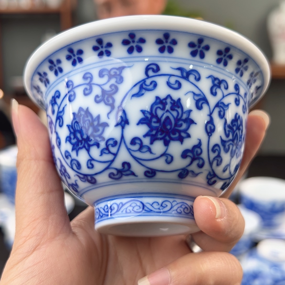 匚*柴窑青花缠枝莲压手杯（花心底）