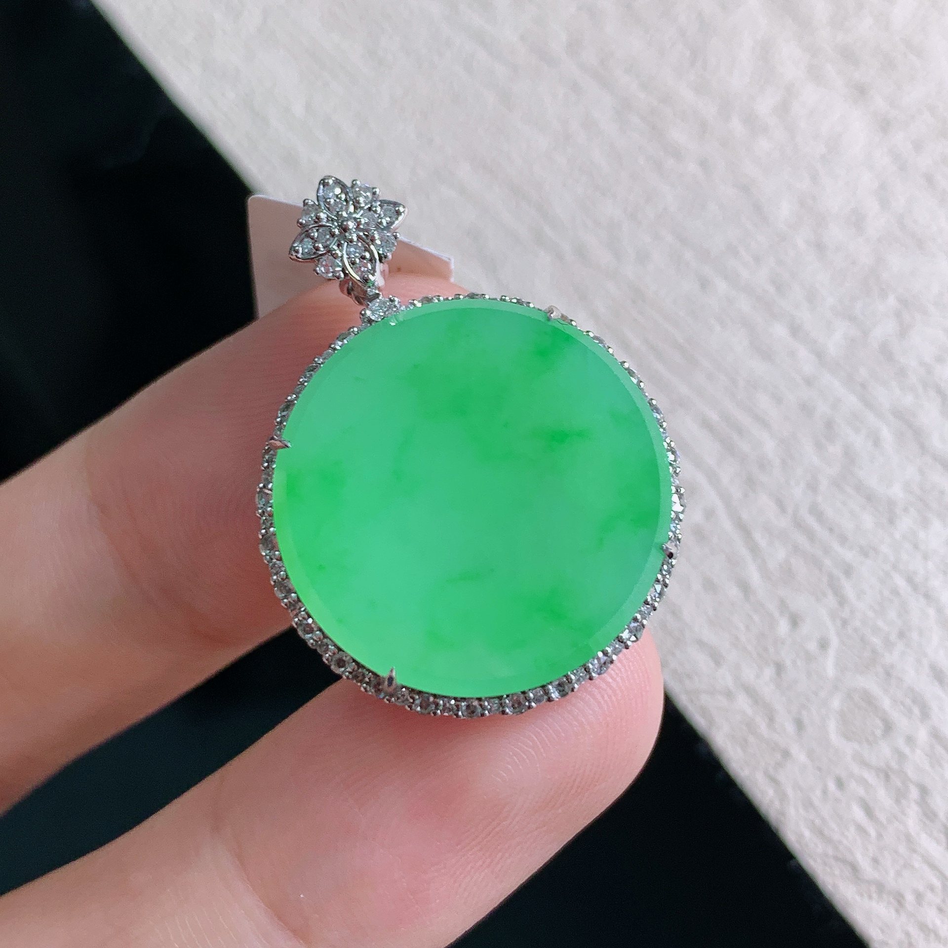 缅甸天然翡翠A货老坑冰种阳绿素面圆牌吊坠精品时尚29.7*22*7