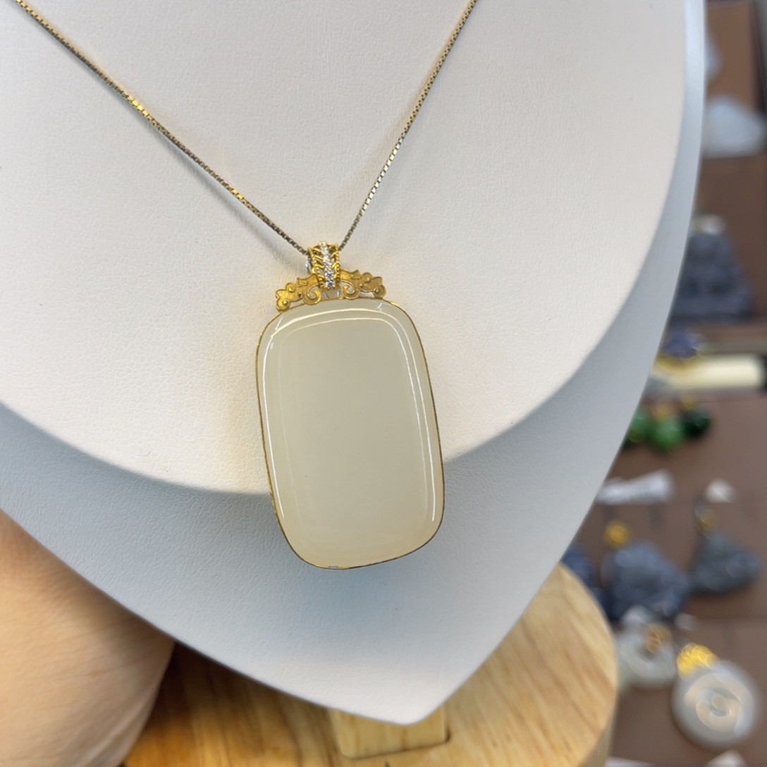 和田玉吊坠18K金镶嵌