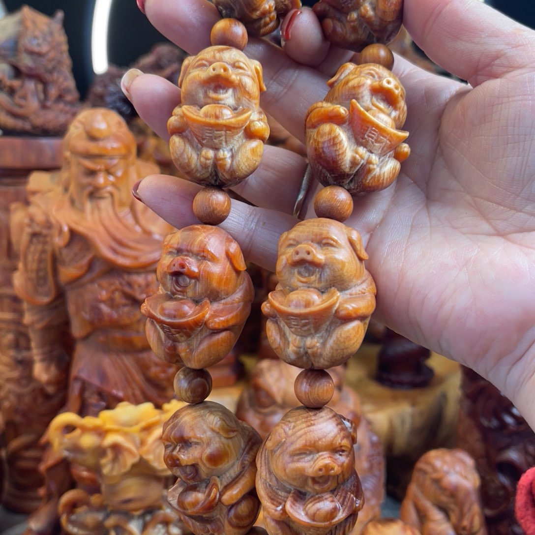 松木（琥珀木）其他微瑕小猪手持