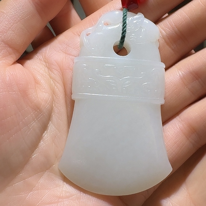 莫***人和田玉未镶嵌颈饰