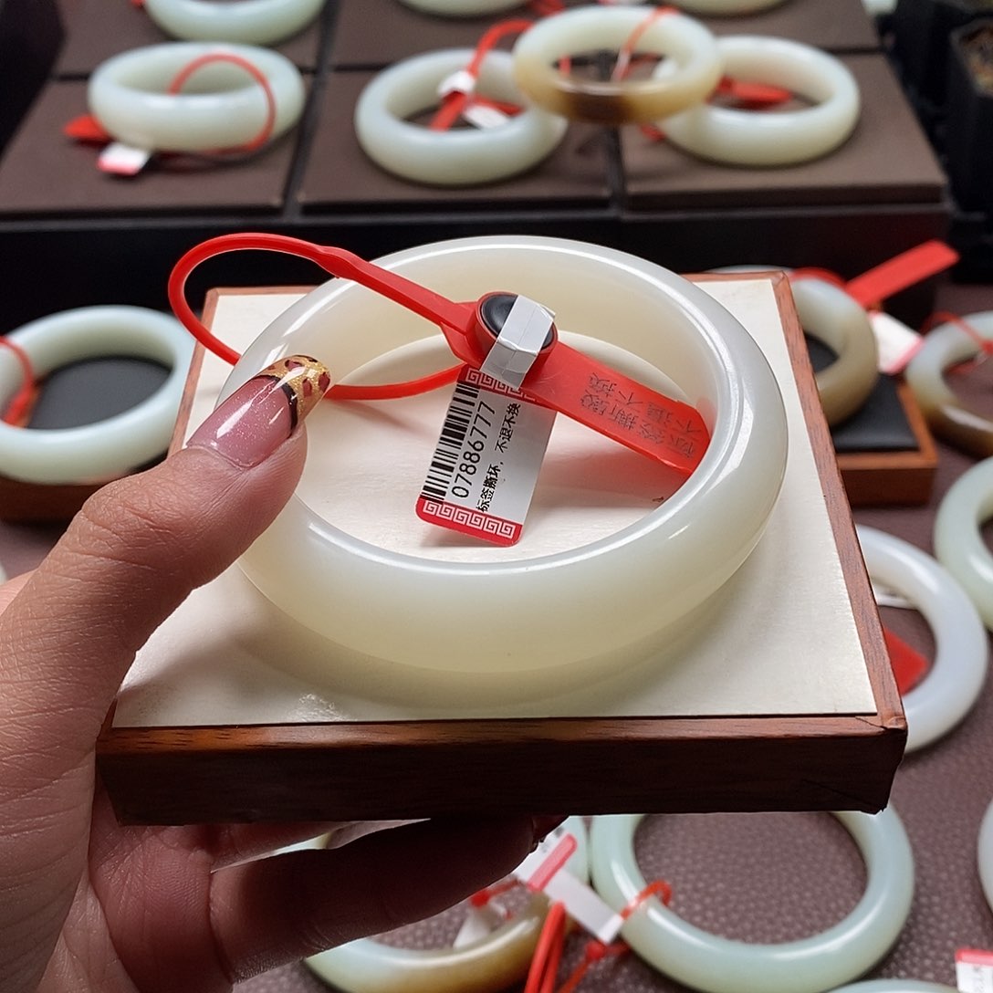 和田玉手镯未镶嵌墨*