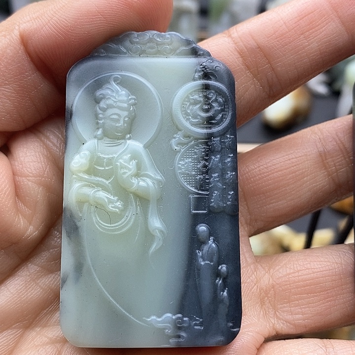 颈饰未镶嵌和田玉（糖玉）手****。