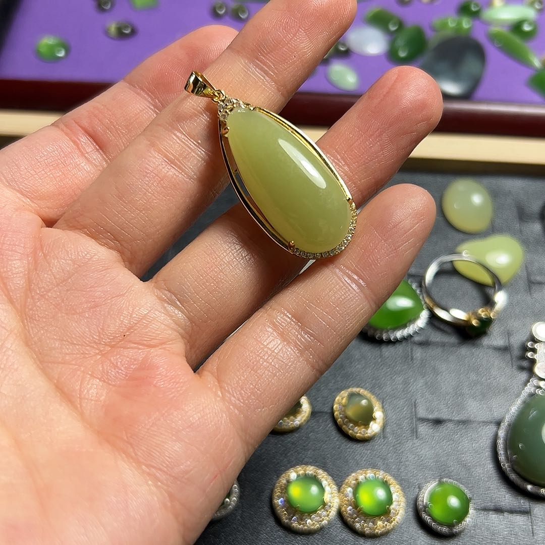 颈饰银S925镶嵌和田玉嘘****_