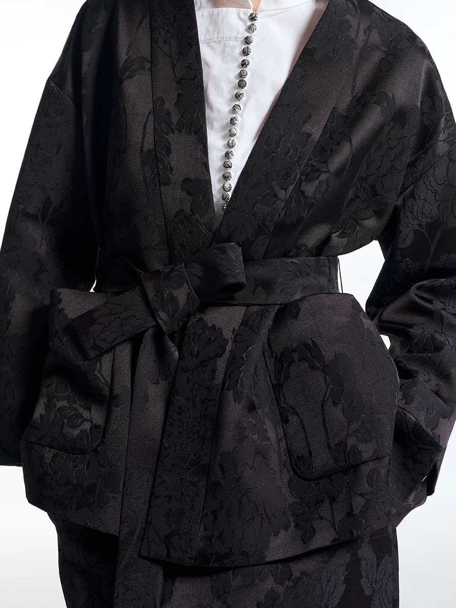 【刘彤推荐】黑白两色牡丹提花交领上衣J24A4138