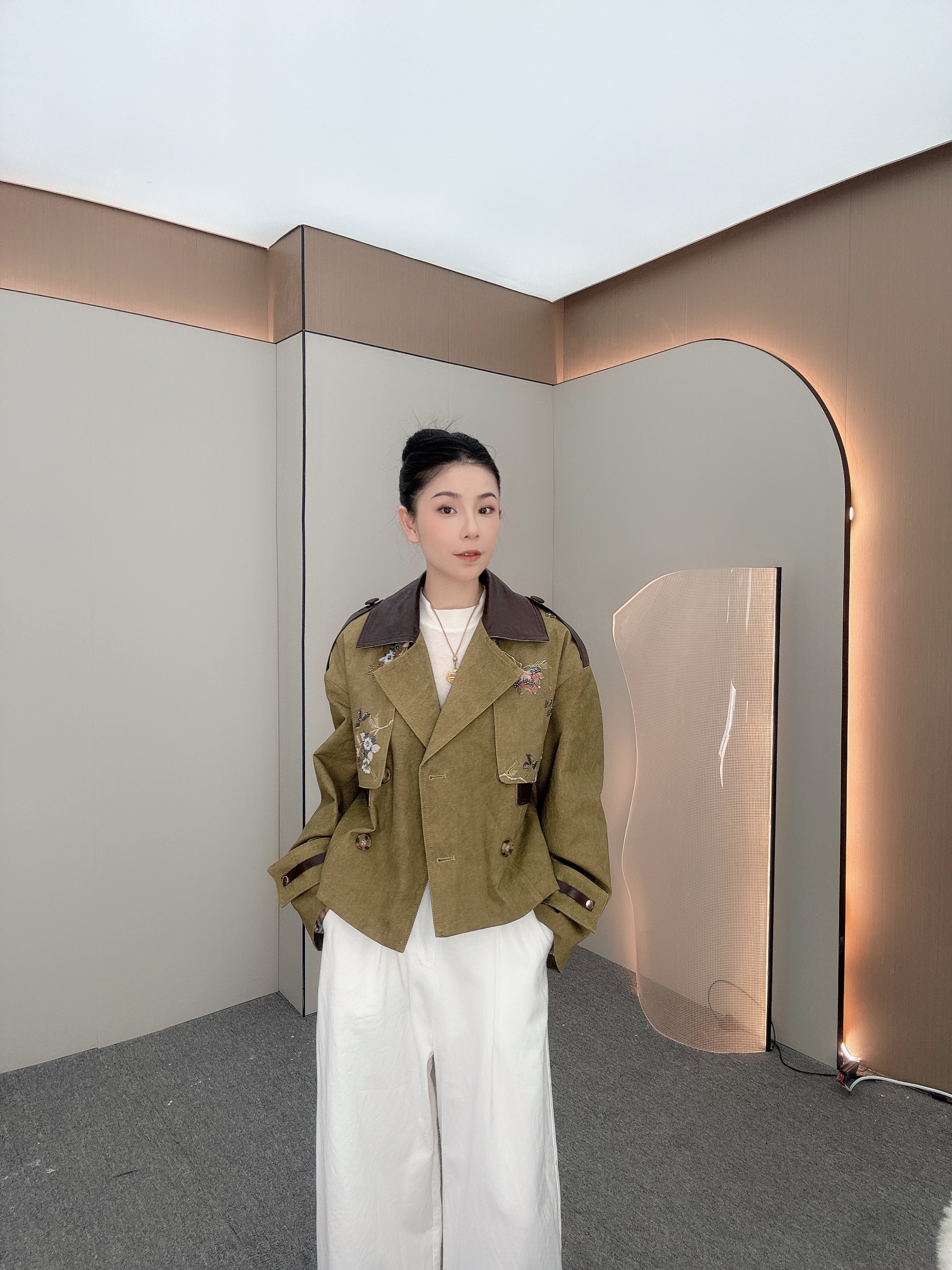 【米小元】25年刺绣重工绵羊皮时尚小风衣2519短款气质休闲春季网红