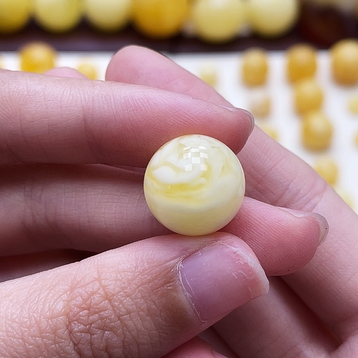 琥珀未镶嵌裸石14.3mm瑕