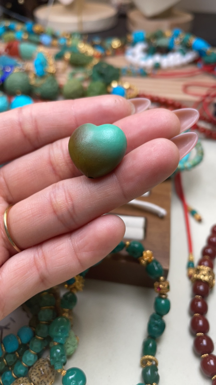 原矿绿松石俏色爱心