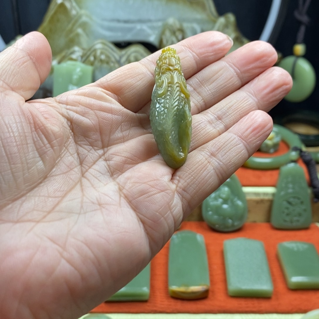 岫岩河磨玉（透闪石质玉）吊坠未镶嵌