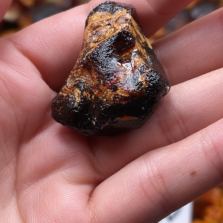 兔***定制琥珀高货黑金红原石市场