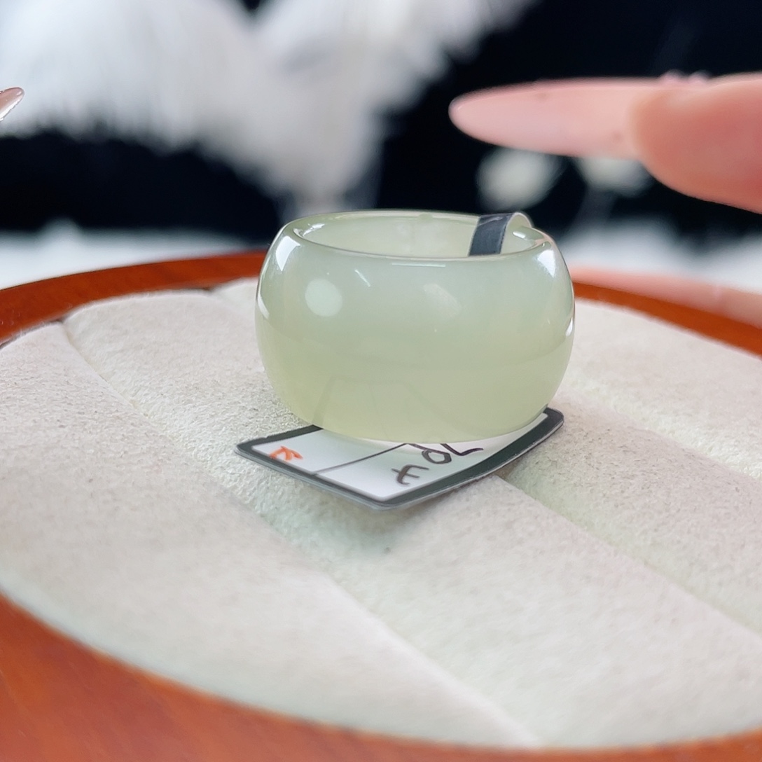 和田玉未镶嵌戒指l。晴绿墩墩。16.6。不退换