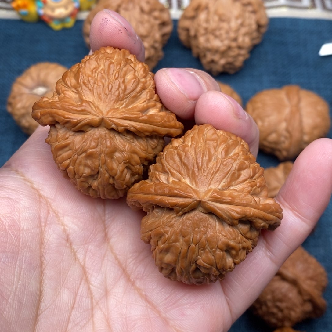 文玩核桃把件42红皮闷白全品