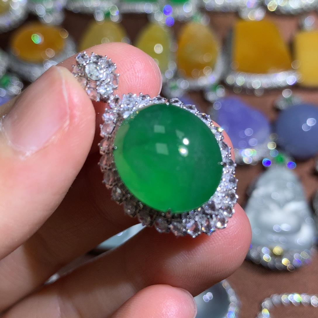 翡翠颈饰18K金镶嵌绿蛋