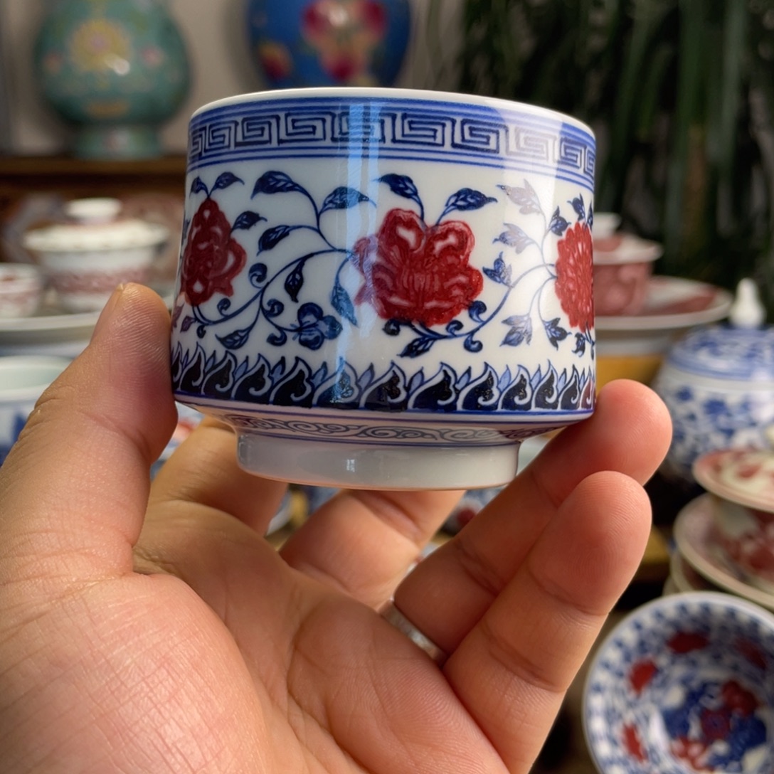 釉里红缠枝莲马蹄杯子