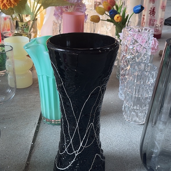 黑色拉丝束腰花瓶