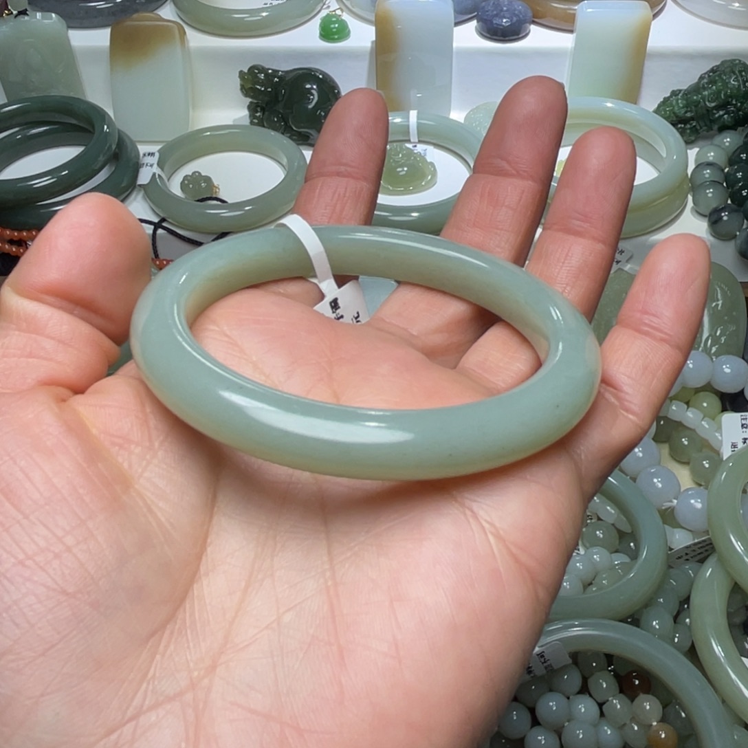 M***a和田玉未镶嵌颈饰