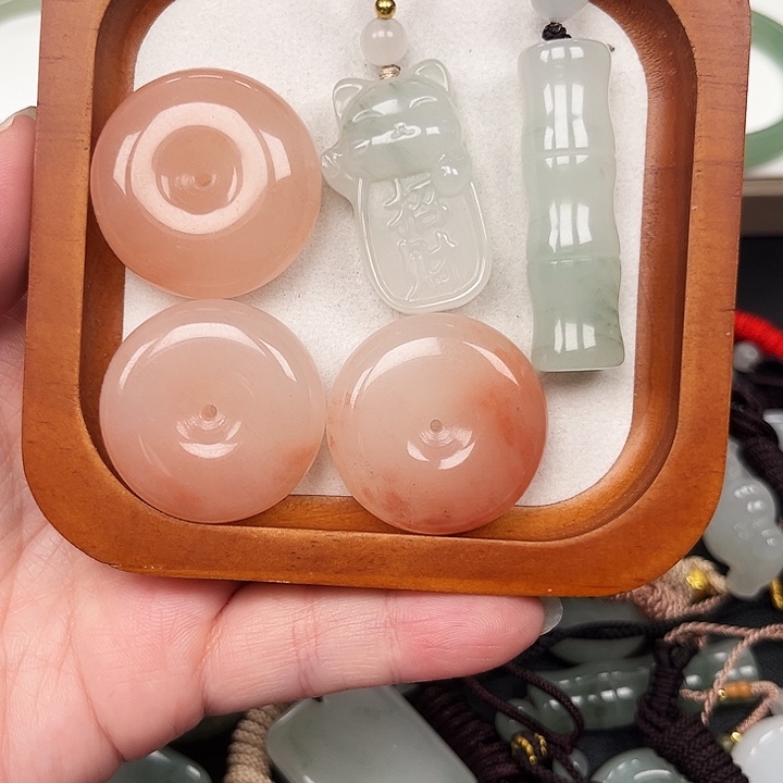 抱***了石英质玉未镶嵌颈饰