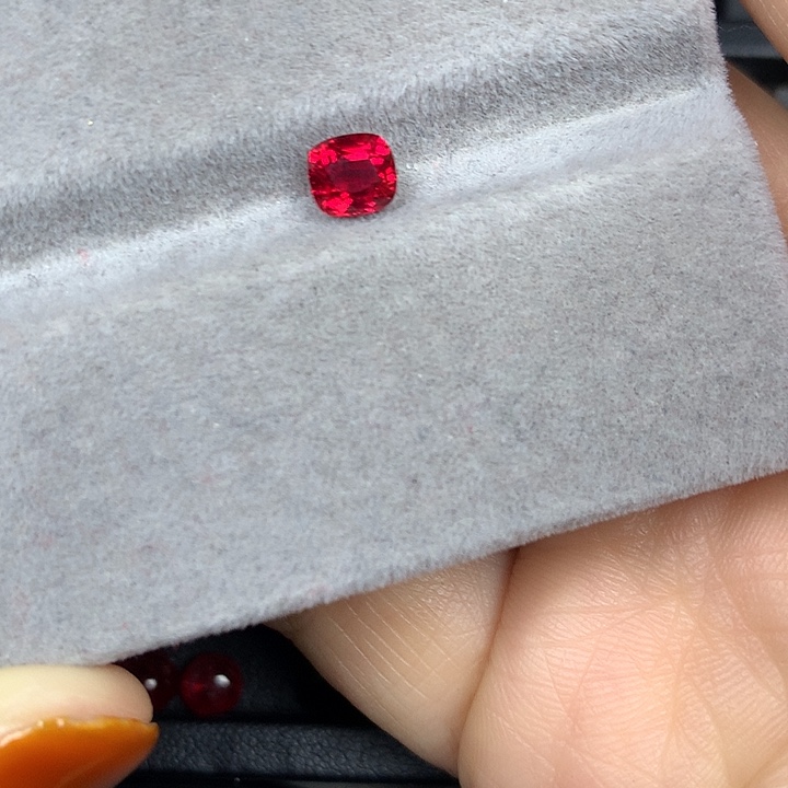 尖晶石裸石0.94ct绝地武士吉尔德