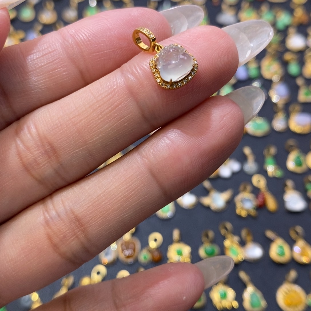 璟***儿翡翠18K金镶嵌颈饰翡翠