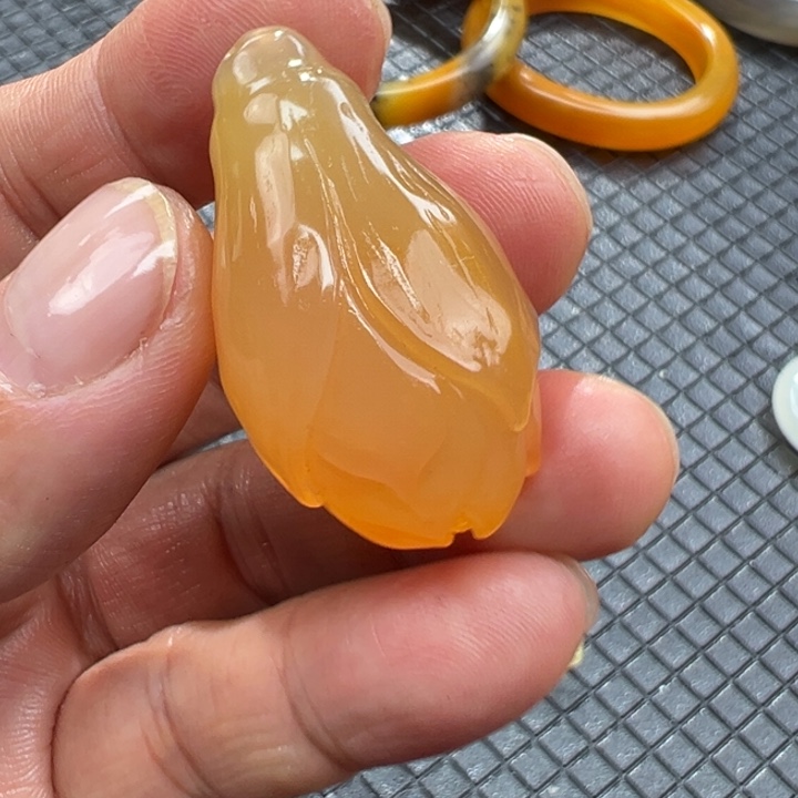 石英质玉（黄龙玉）颈饰未镶嵌