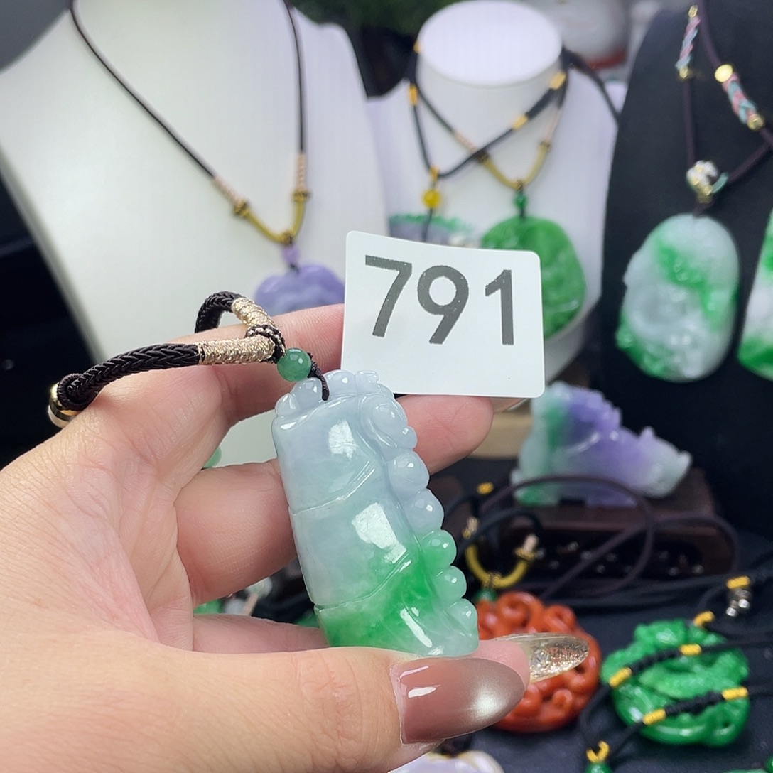 翡翠未镶嵌吊坠(赠链)