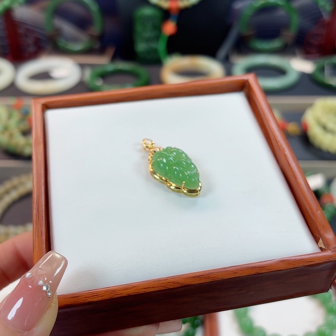 和田玉18K金镶嵌吊坠