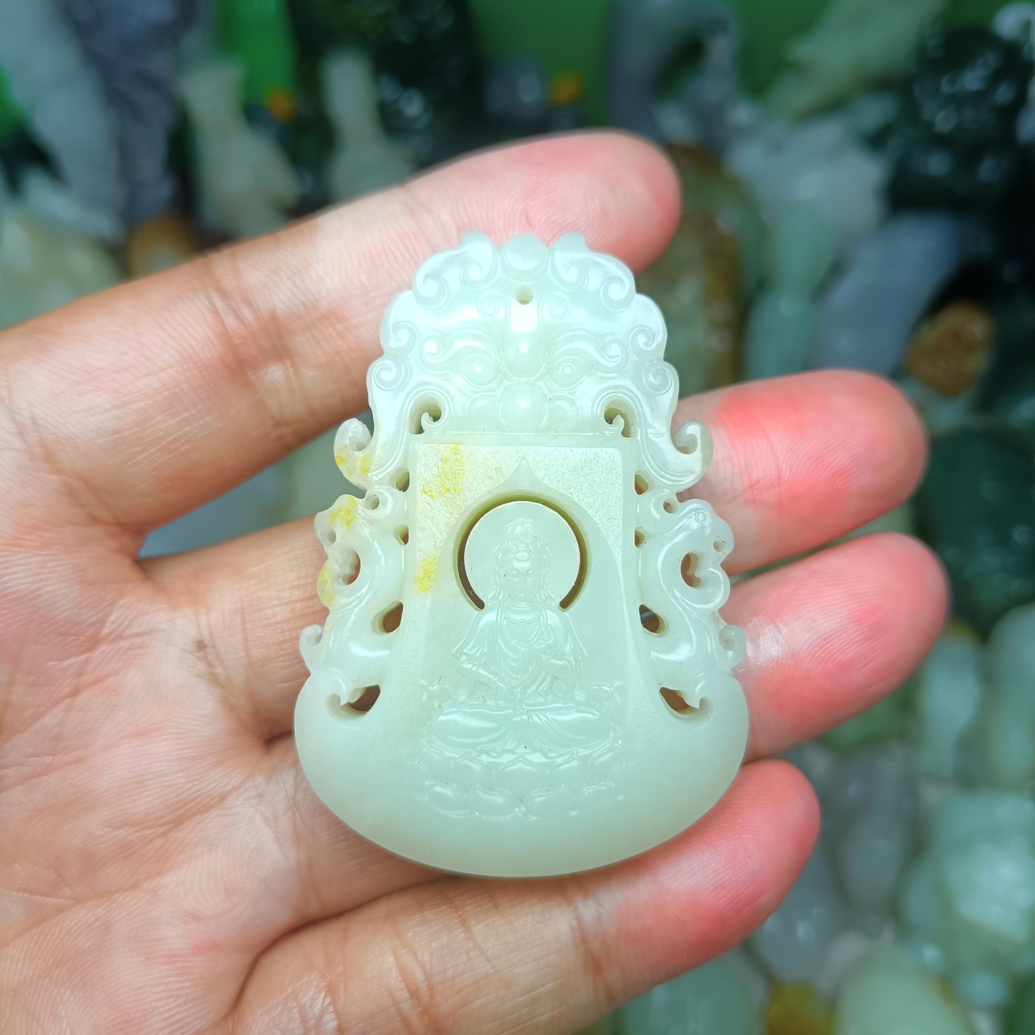 天然和田玉俄料灰皮料观音挂件精美雕刻