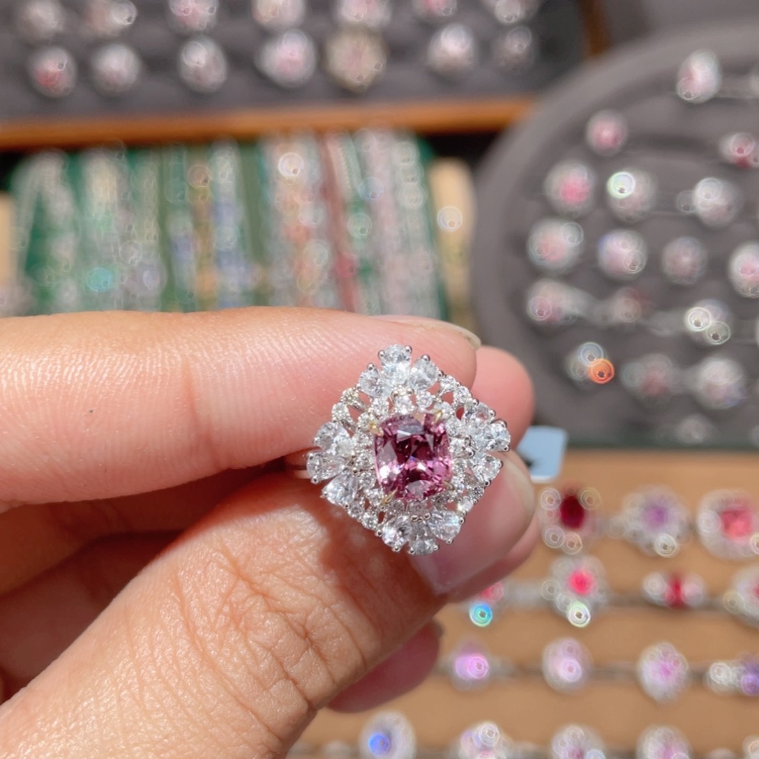 尖晶石戒指18K金镶嵌1.43ct 无烧缅甸