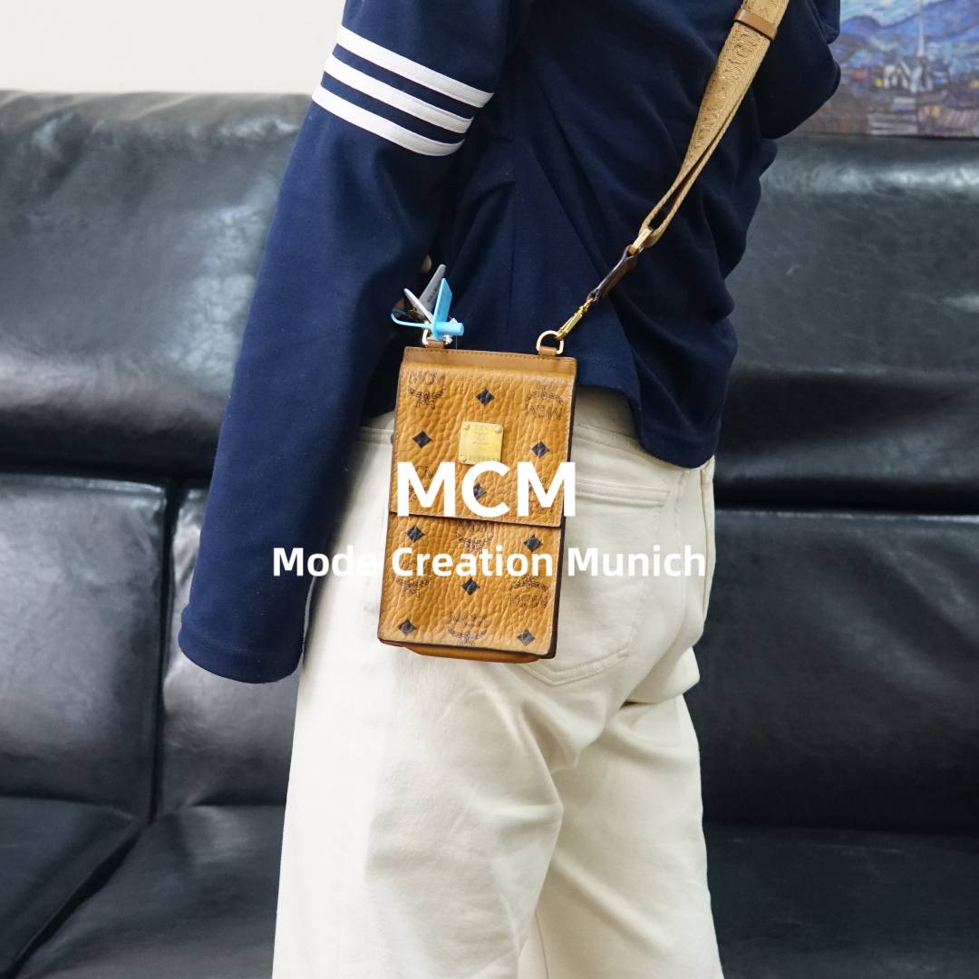 95新 MCM 干邑色手机包/SD01412050/2050