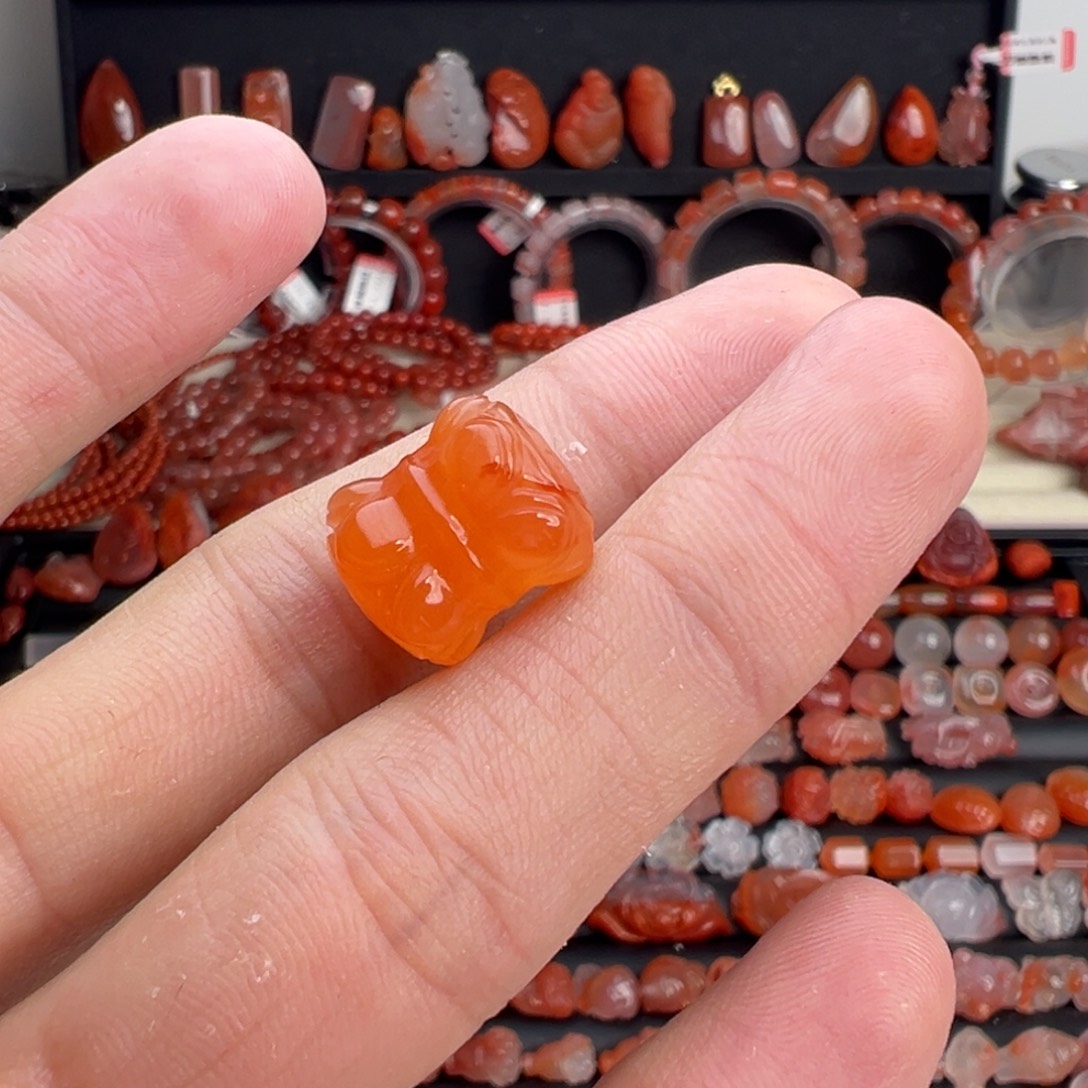 南红玛瑙未镶嵌颈饰并蒂莲