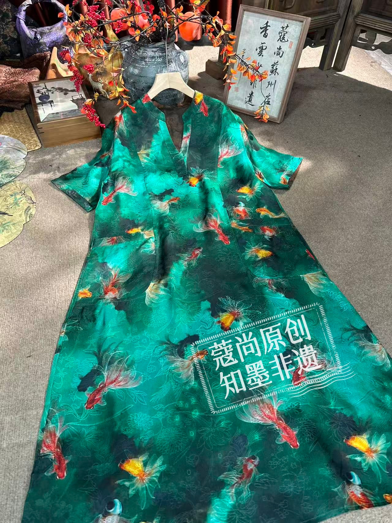 春季新款新中式国风宽松显瘦V领游龙锦鲤提花短袖连衣裙