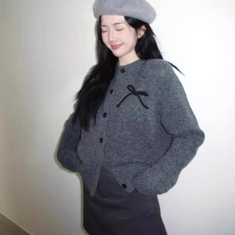 高级感复古灰色针织开衫女2025冬季氛围感立体蝴蝶结外穿毛衣外套