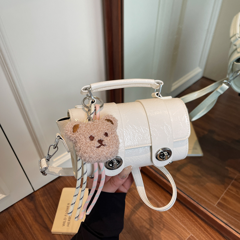 今年流行小众白色包包夏天斜挎小包2025新款潮时尚百搭休闲手机包