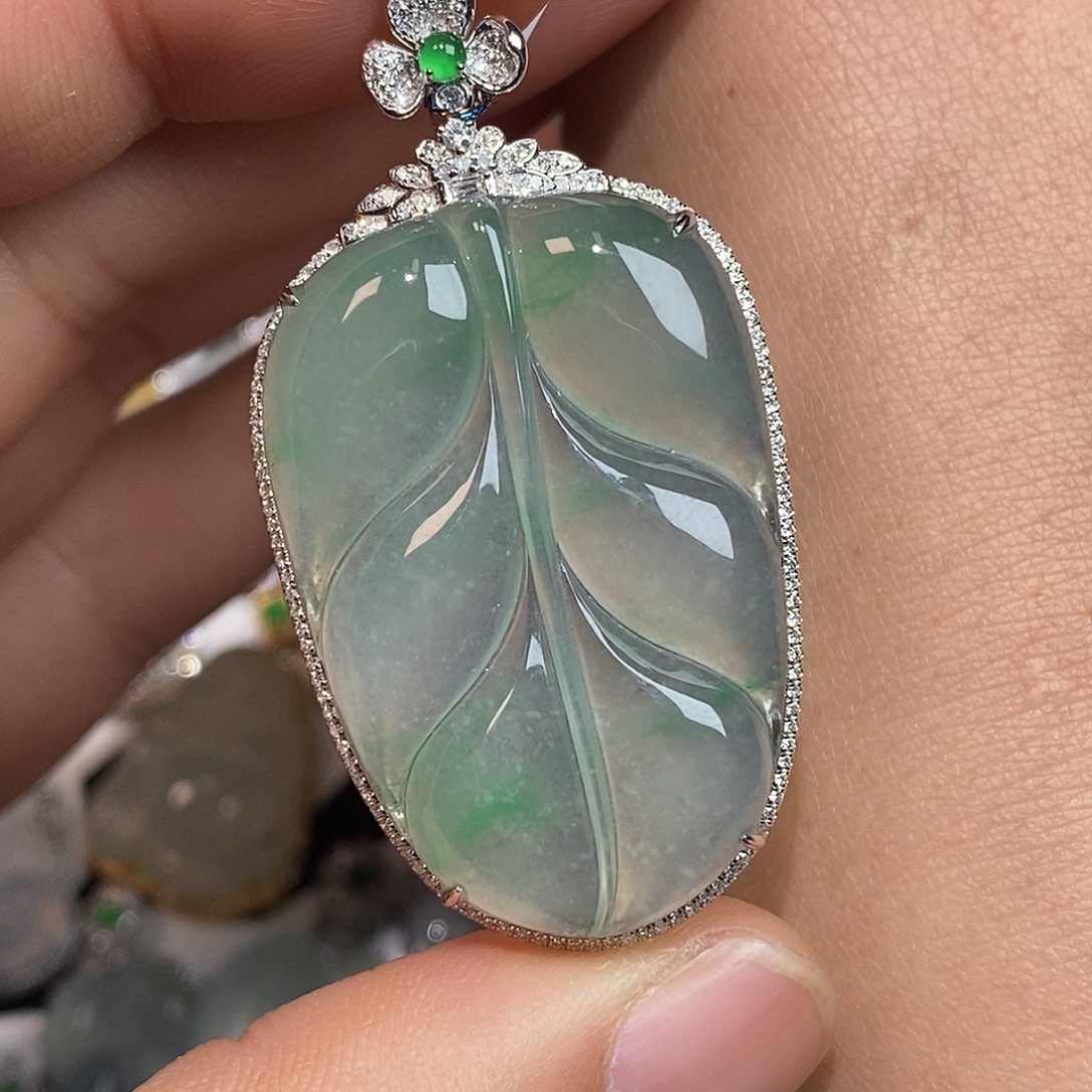 翡翠颈饰18K金镶嵌叶子