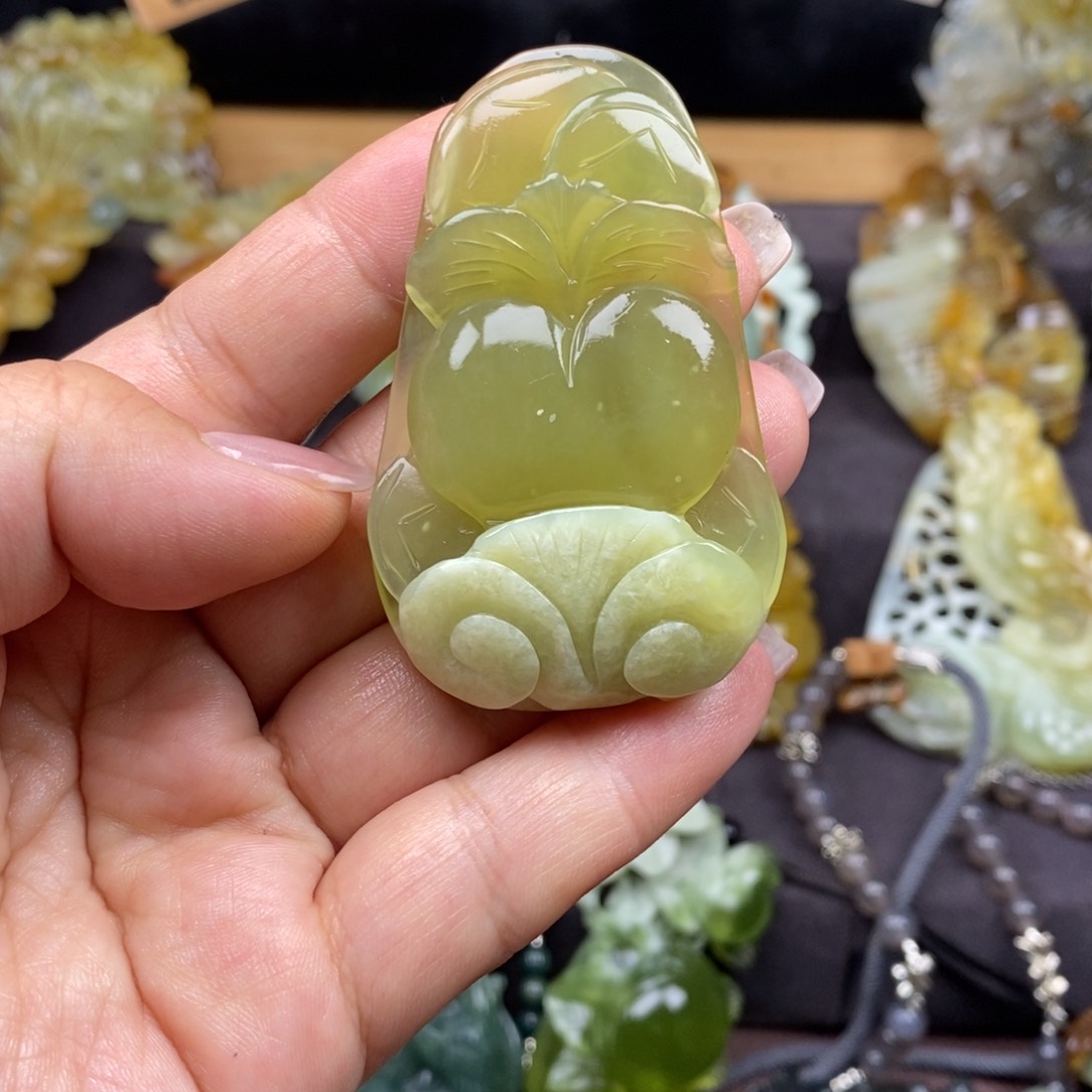 蛇纹石玉颈饰未镶嵌