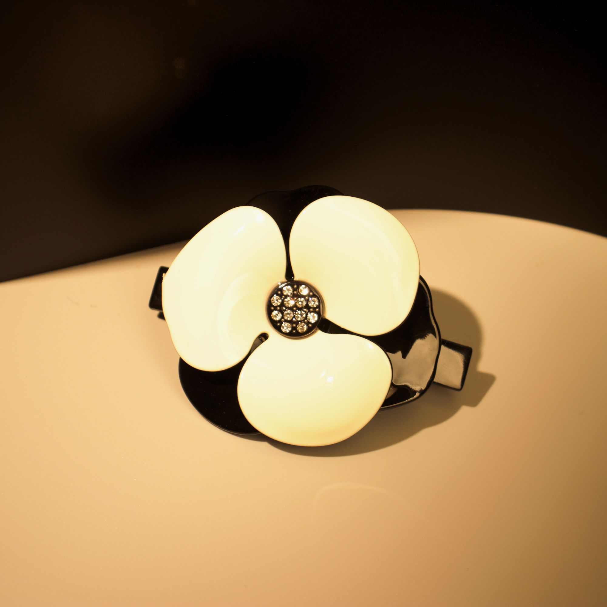 法*【Al**P】极简山茶花弹簧夹#0648