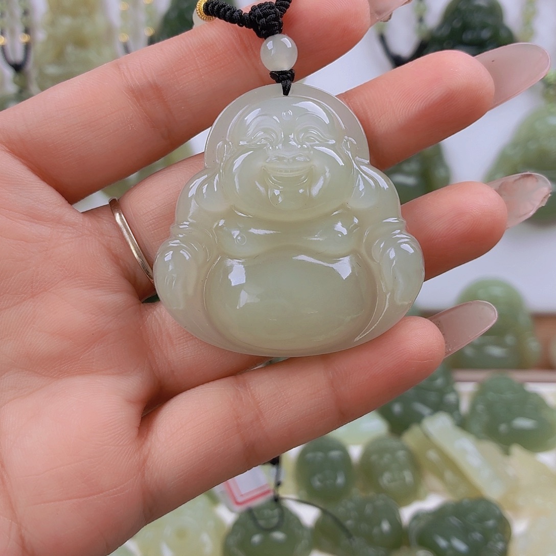 顺***然和田玉未镶嵌颈饰