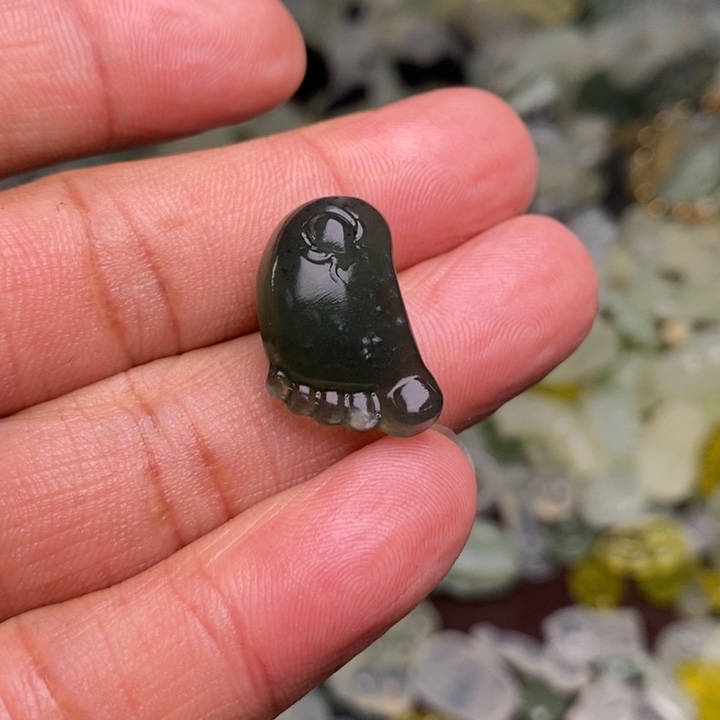 蛇纹石玉颈饰合金96