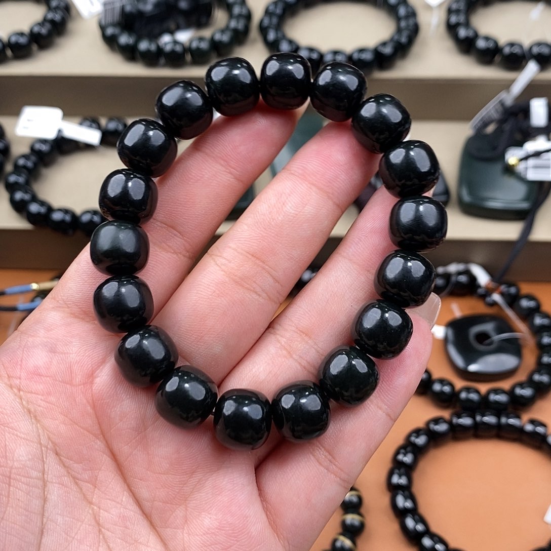 行***水和田玉未镶嵌手串