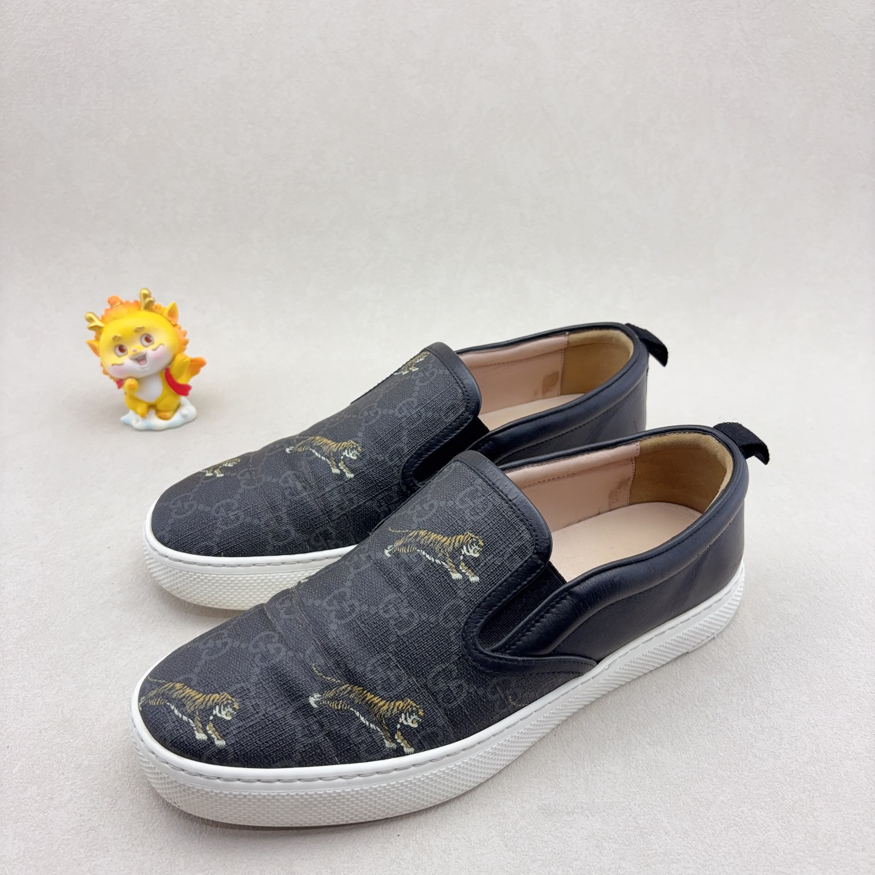 95新 GUCCI/古驰 39.5码/双G暗纹满印老虎印花 休闲一脚蹬板鞋