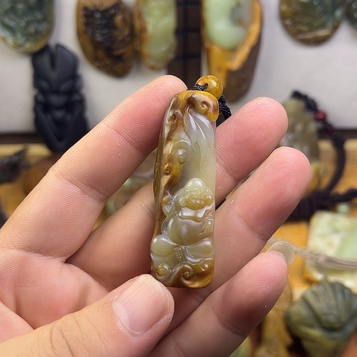 未镶嵌岫岩河磨玉（透闪石质玉）挂件