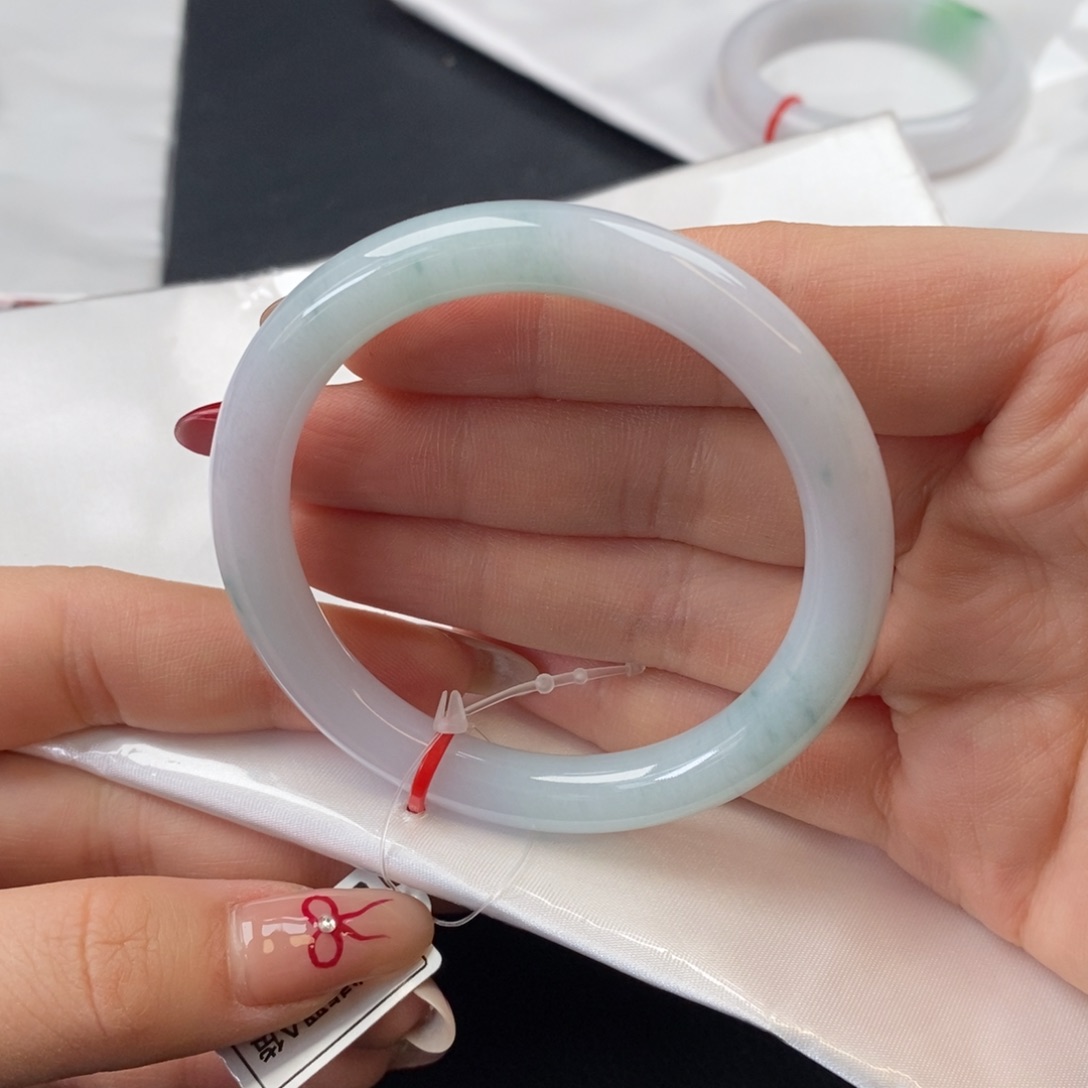 翡翠手镯（圆镯）未镶嵌55圈口