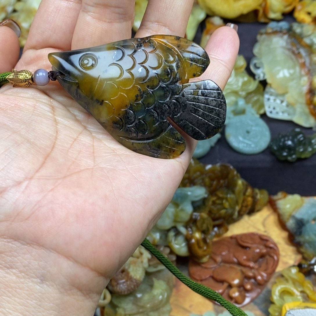 蛇纹石玉颈饰未镶嵌